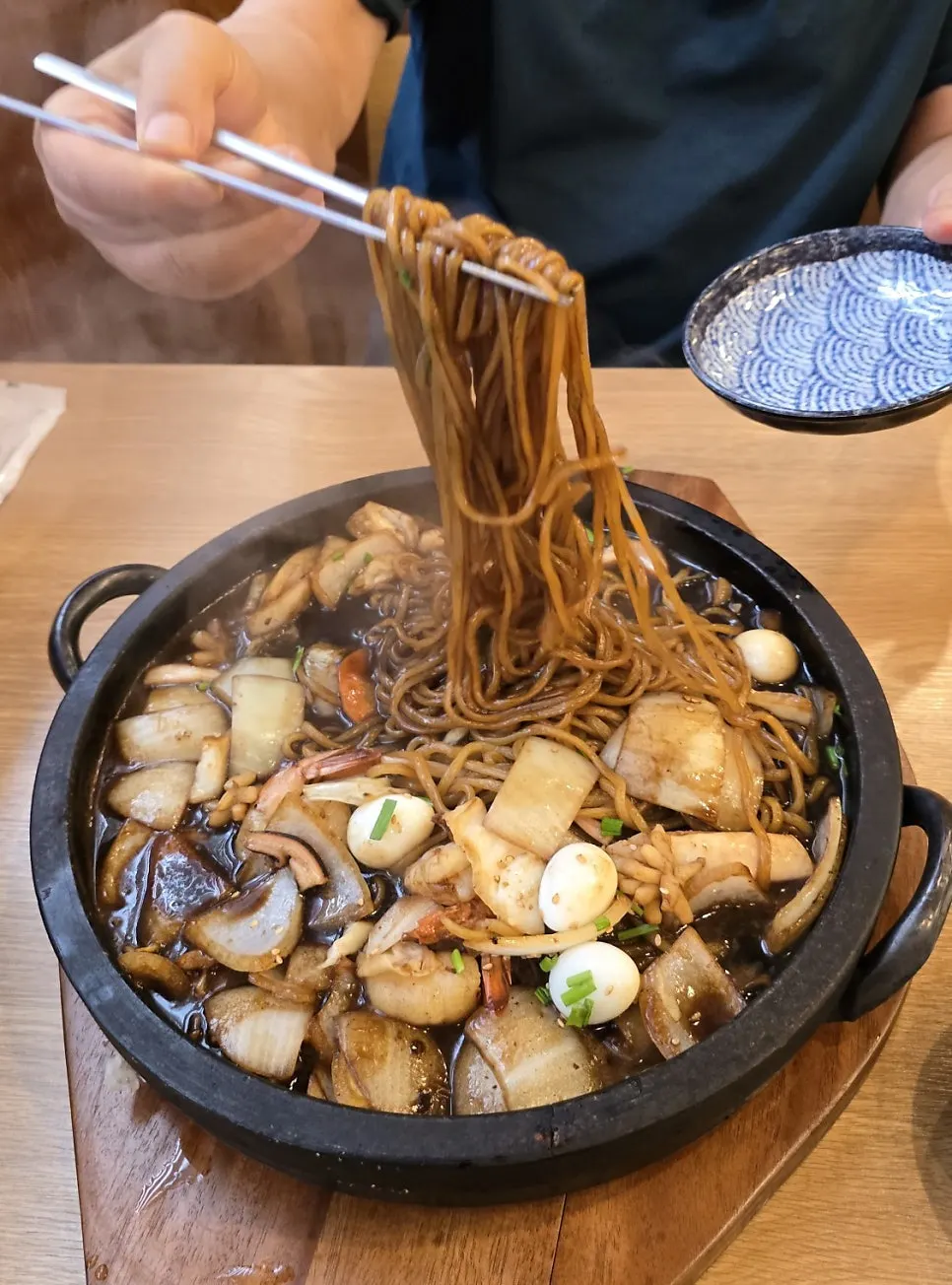 돌짜장 한 젓가락 들어올린 모습