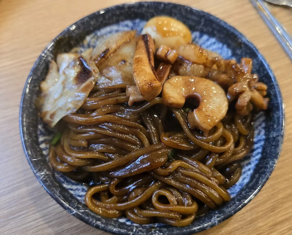 진한 짜장 소스가 묻은 면