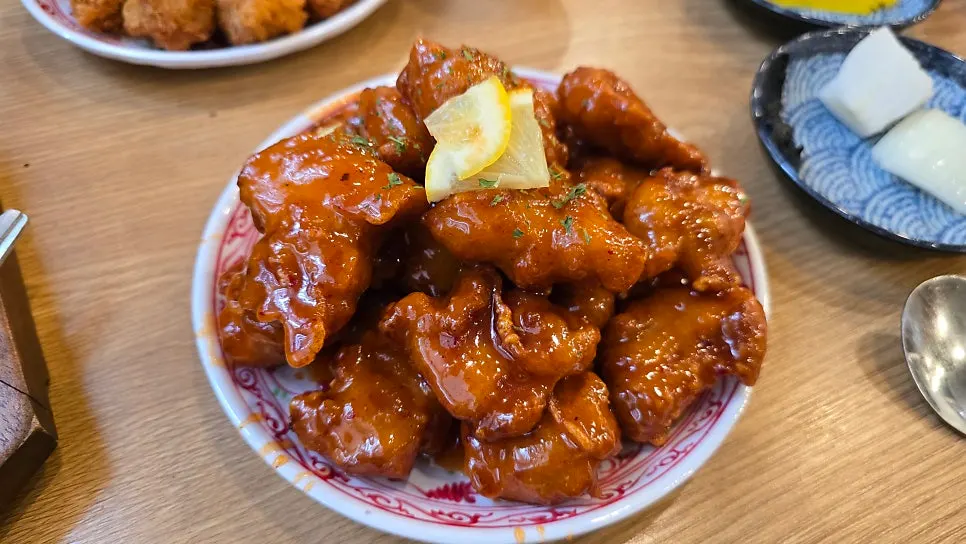 식사 중인 테이블 전체 모습