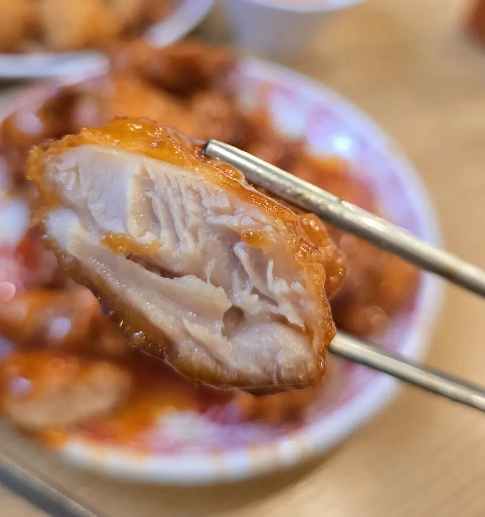 닭강정 한 조각 집어든 모습