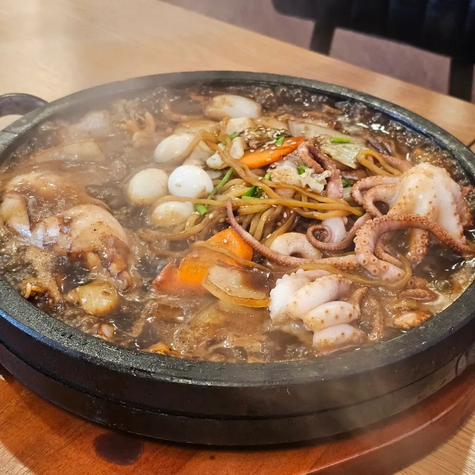 Stone-plate jajangmyeon with added whole squid and octopus