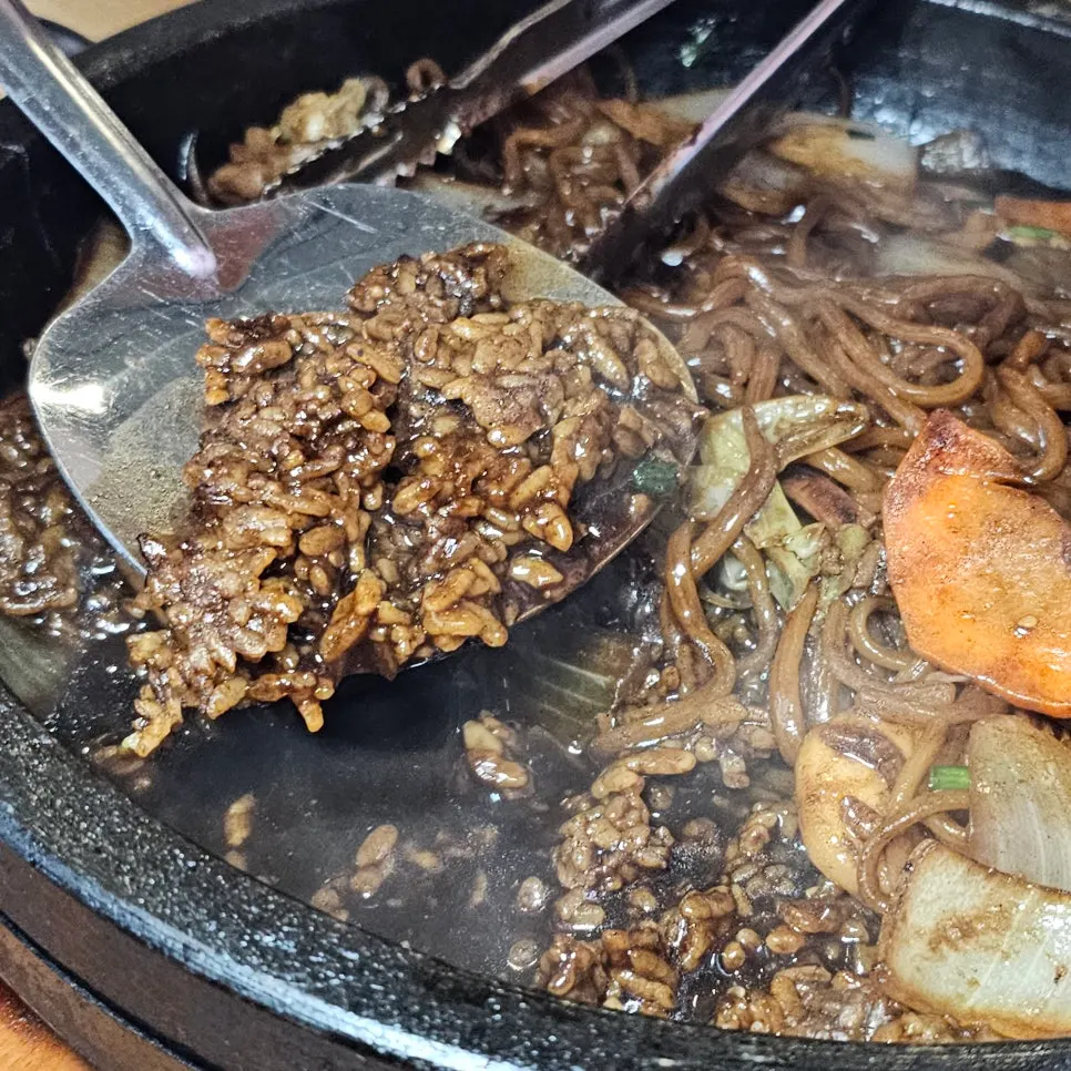 Jajang-soaked rice left on the bottom of the stone plate after the noodles