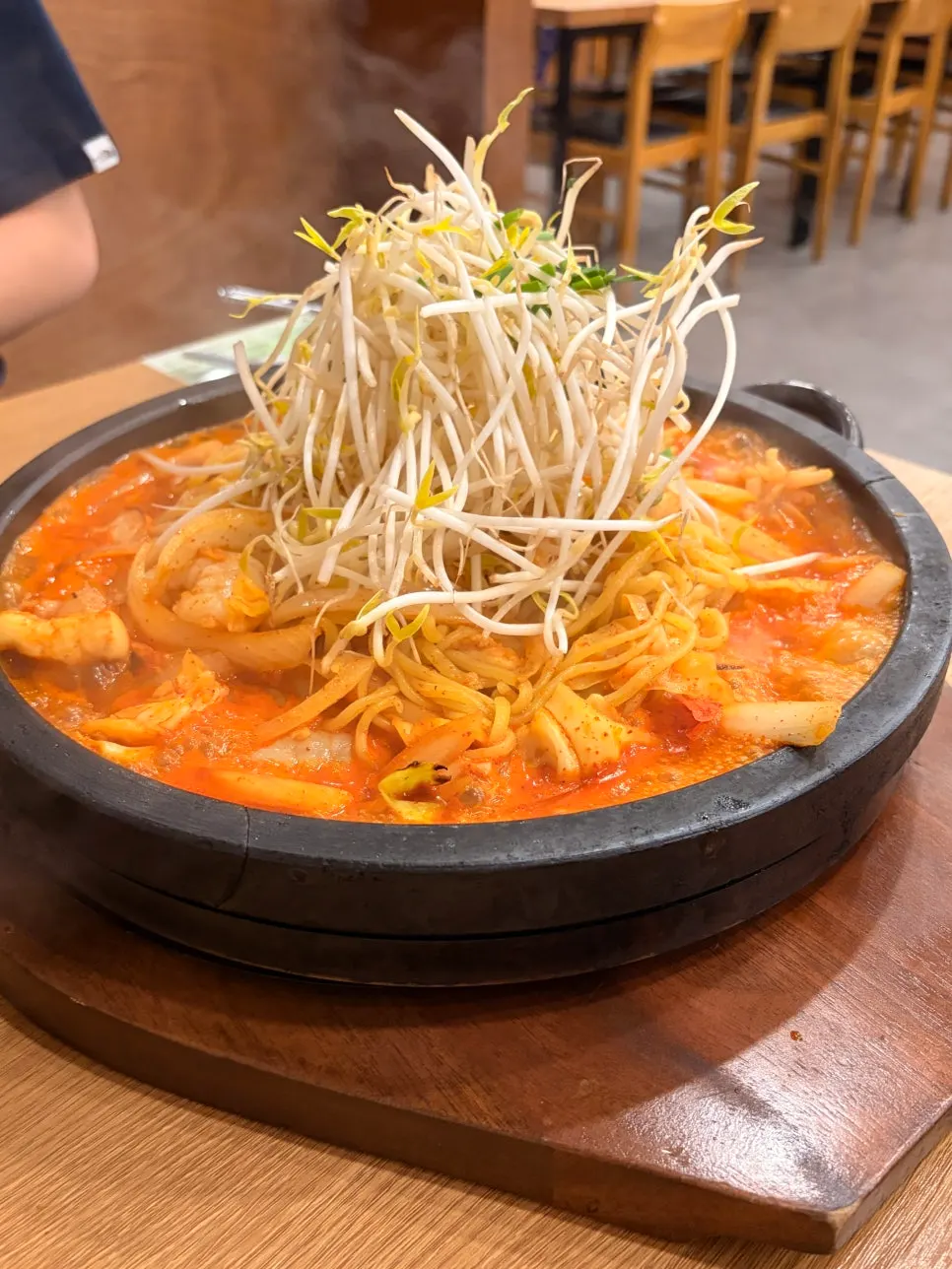 Nurungji stone-plate jjamppong for two, sizzling