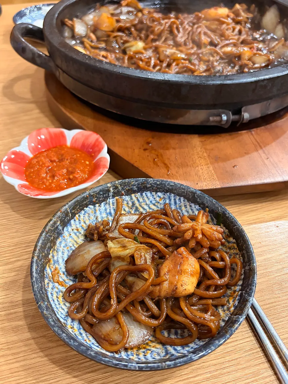 Adjusting the spice level while eating the stone-plate jjamppong
