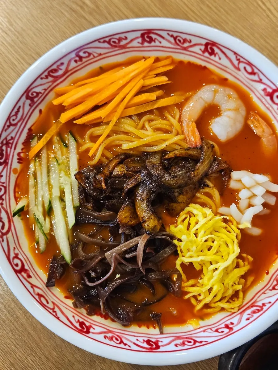 Close-up of the cold jjamppong's chilled broth