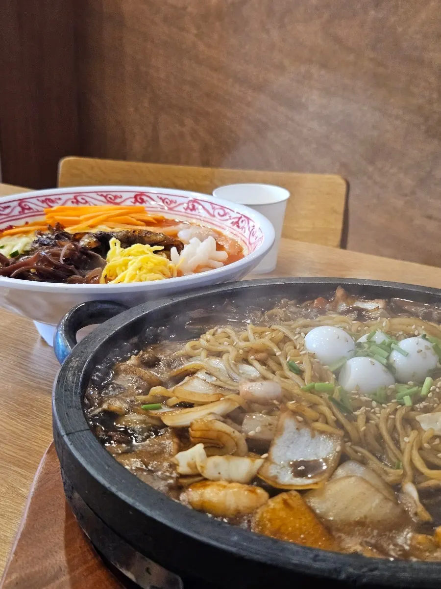 Mixing the stone-plate jajangmyeon noodles