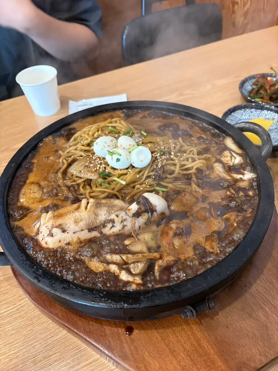 지글지글 끓는 돌판석짜장 2인분