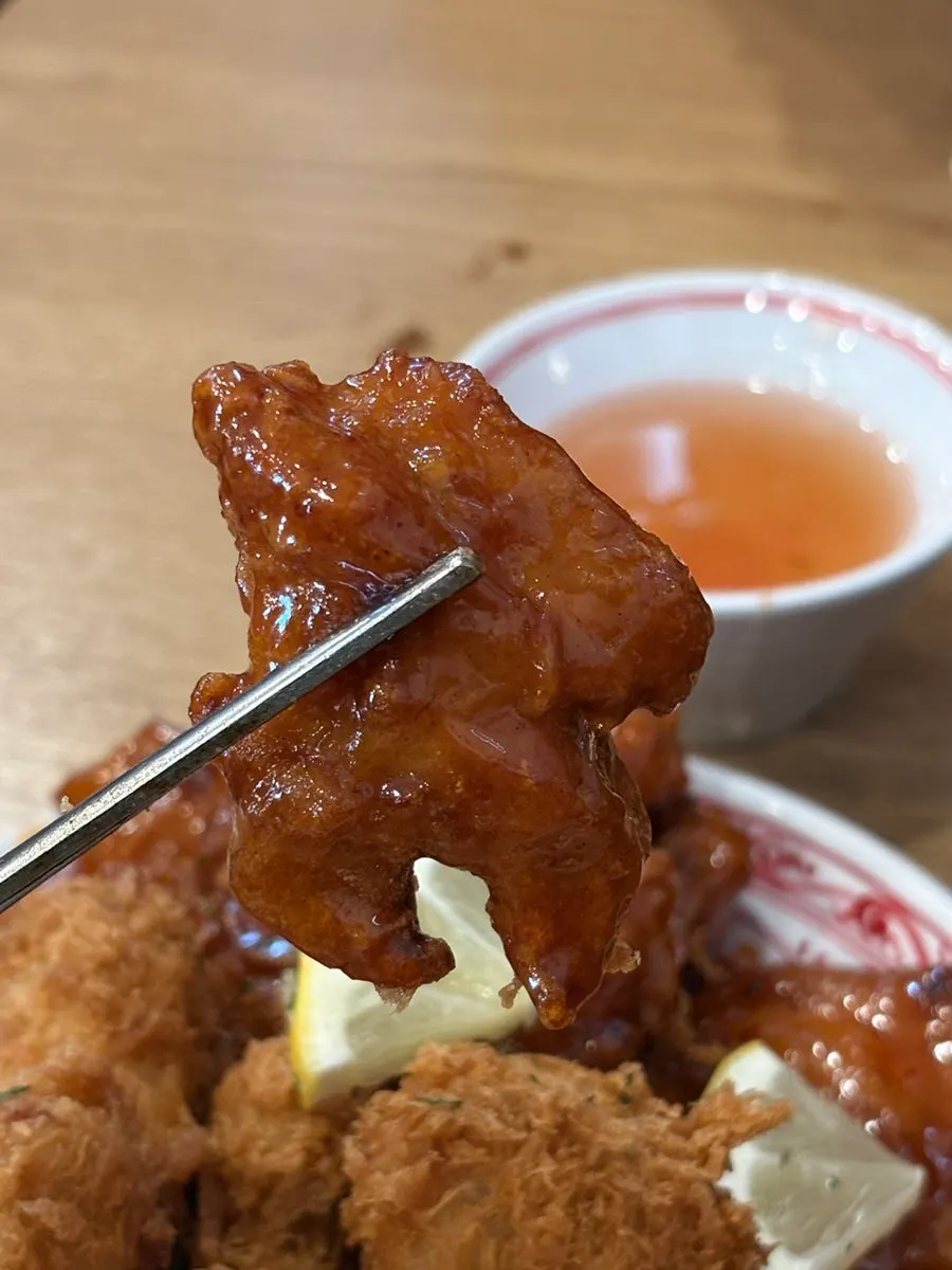 돌판짜장과 누룽지를 함께 담은 접시