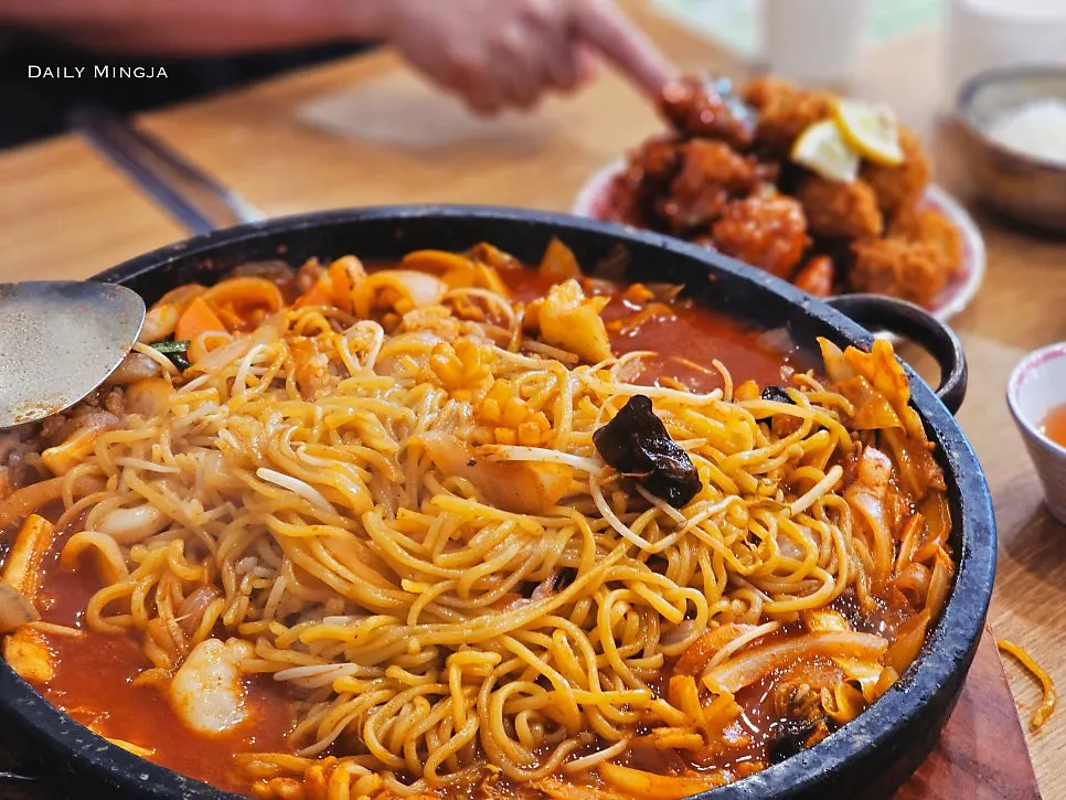 Donchi-tang made of seasoned boneless chicken and pork cutlet