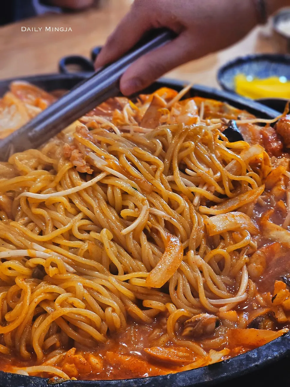 Stone-plate jjamppong reduced down to a stir-fried finish