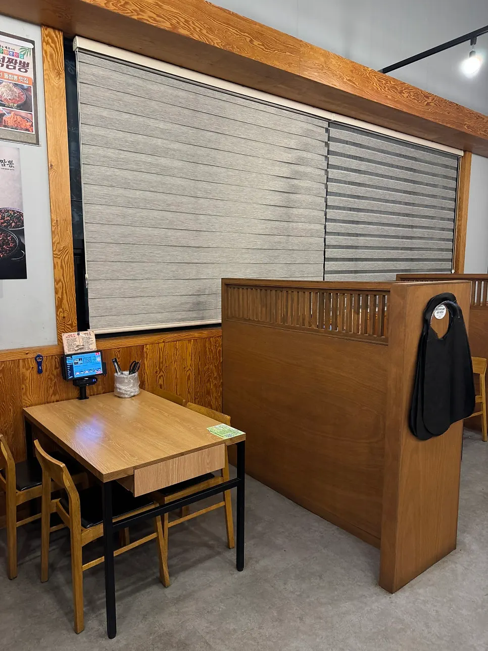 Spaciously arranged dining room seats at Dolpanseok Jjamppong