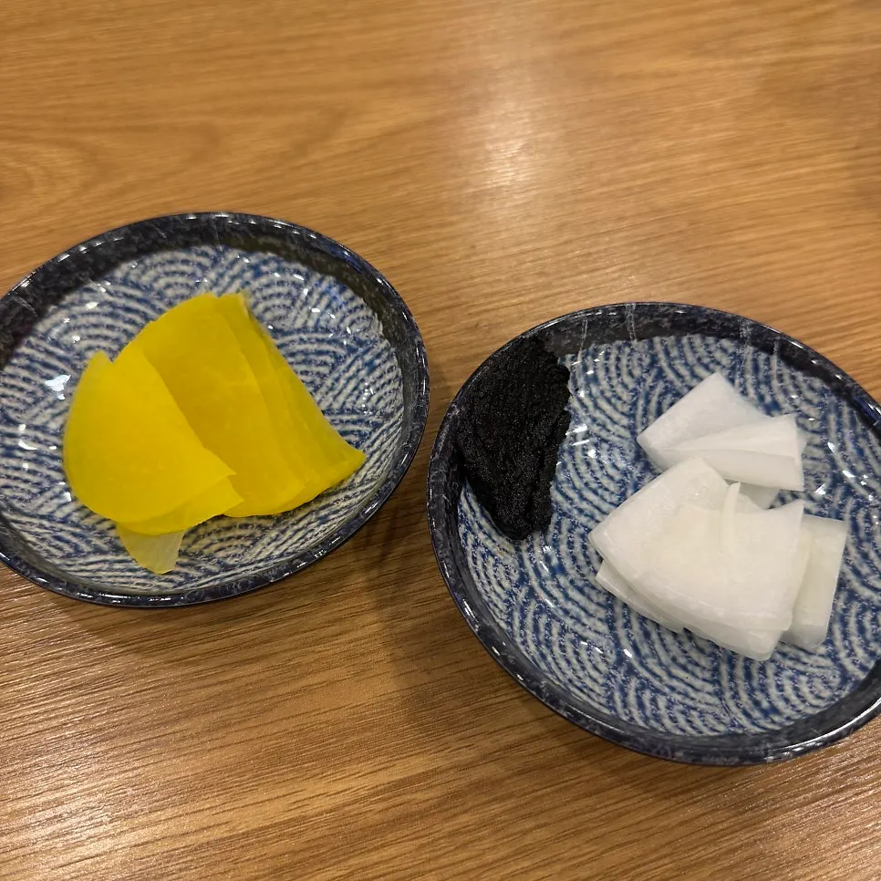 기본으로 나온 단무지와 양파, 춘장
