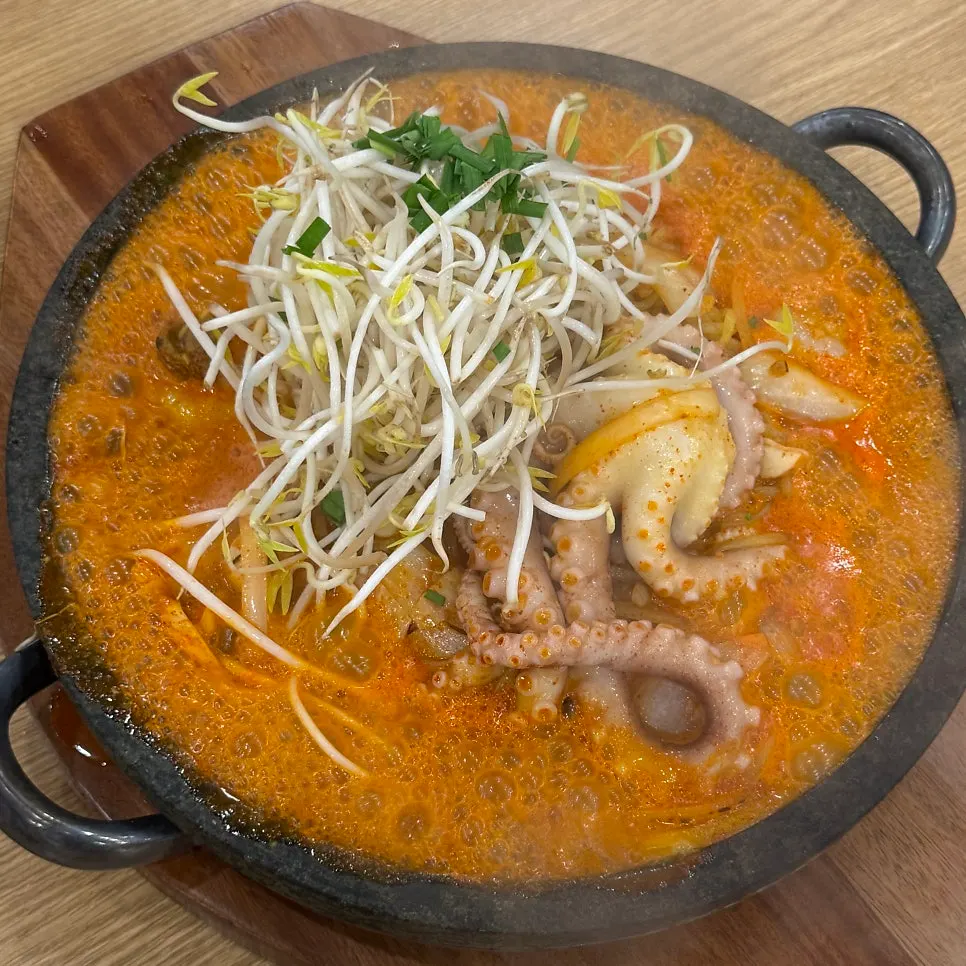 Nurungji stone-plate jjamppong topped with a whole octopus