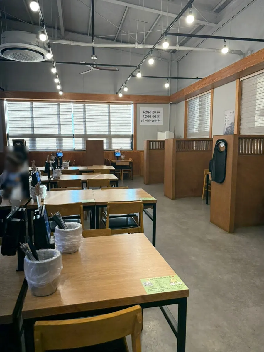 원목 파티션으로 분리된 매장 내부 좌석