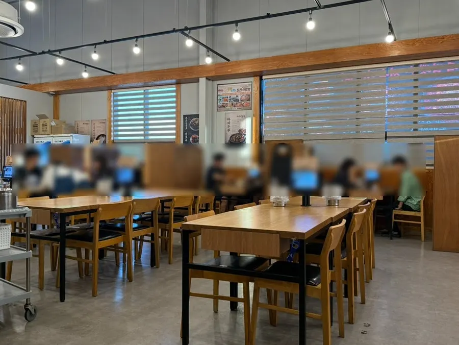 돌판석짬뽕 파주심학산점 좌석 전경