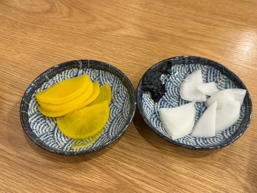 단무지와 생양파, 춘장 기본찬