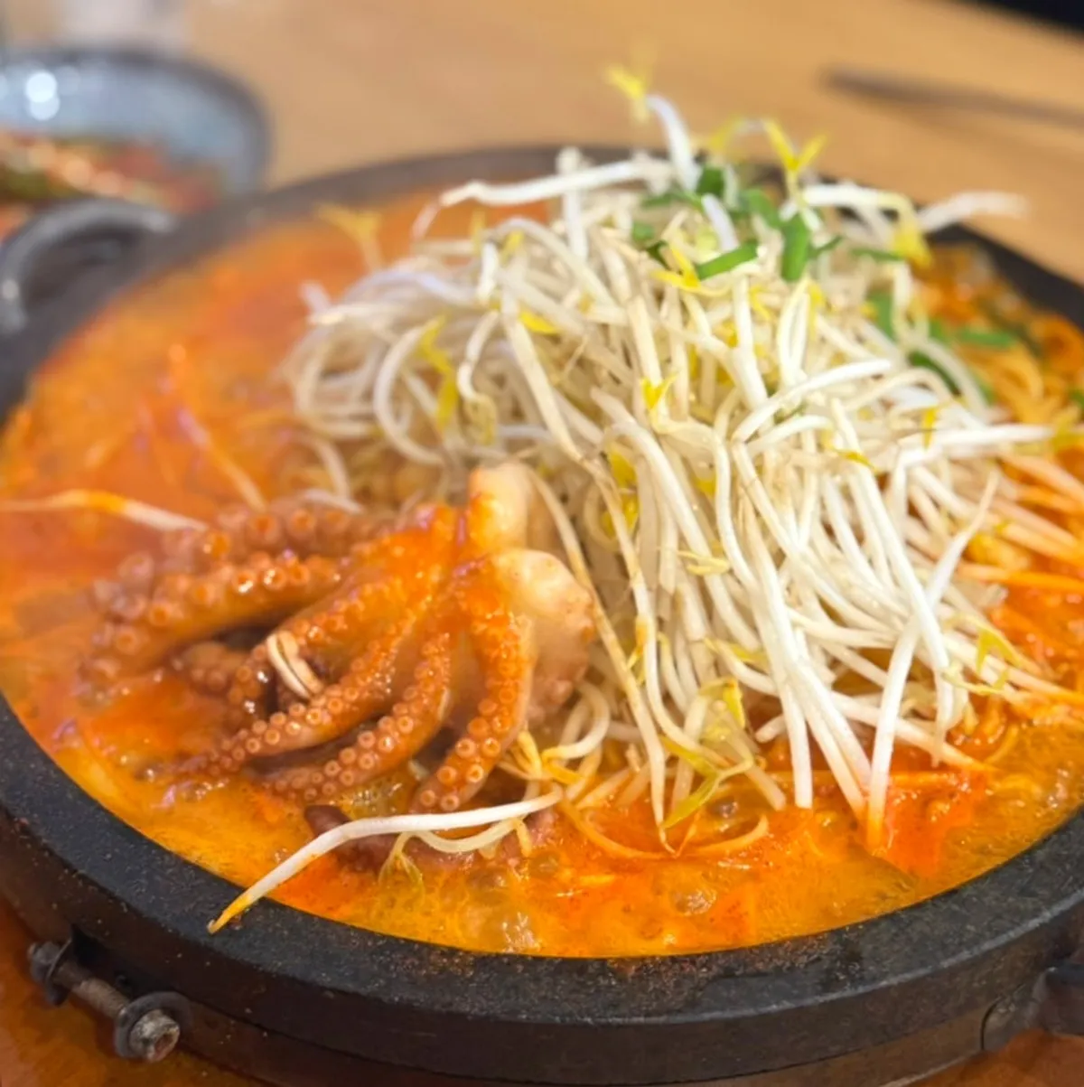 숙주 가득 올라간 돌판짬뽕과 추가한 낙지