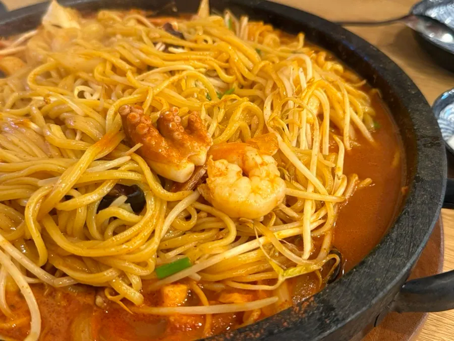 섞어서 숨을 죽인 돌판짬뽕 면