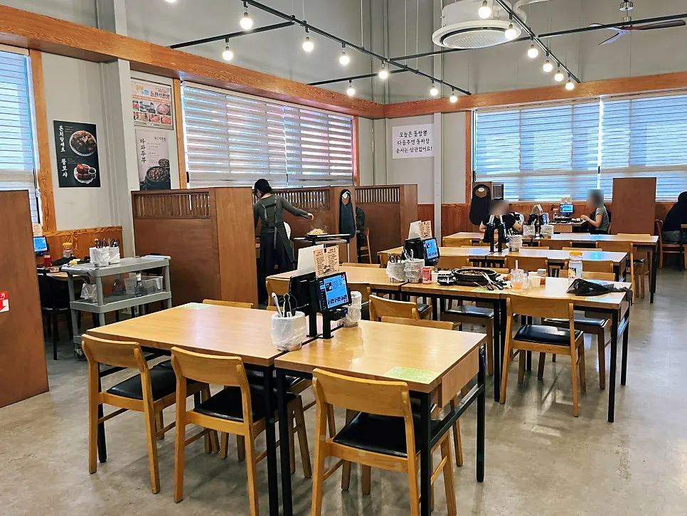 넓은 매장 내부 좌석