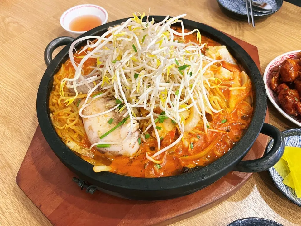 뜨거운 돌판 위에 올라간 돌짬뽕