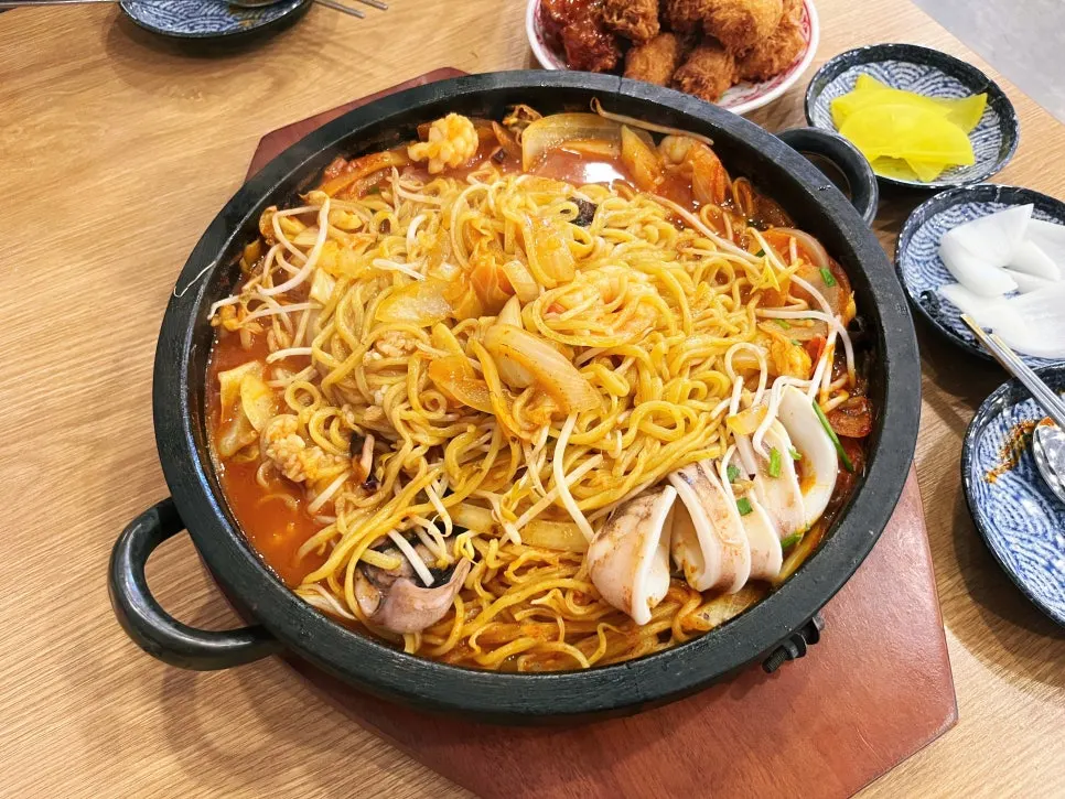 숙주와 면을 섞은 돌짬뽕