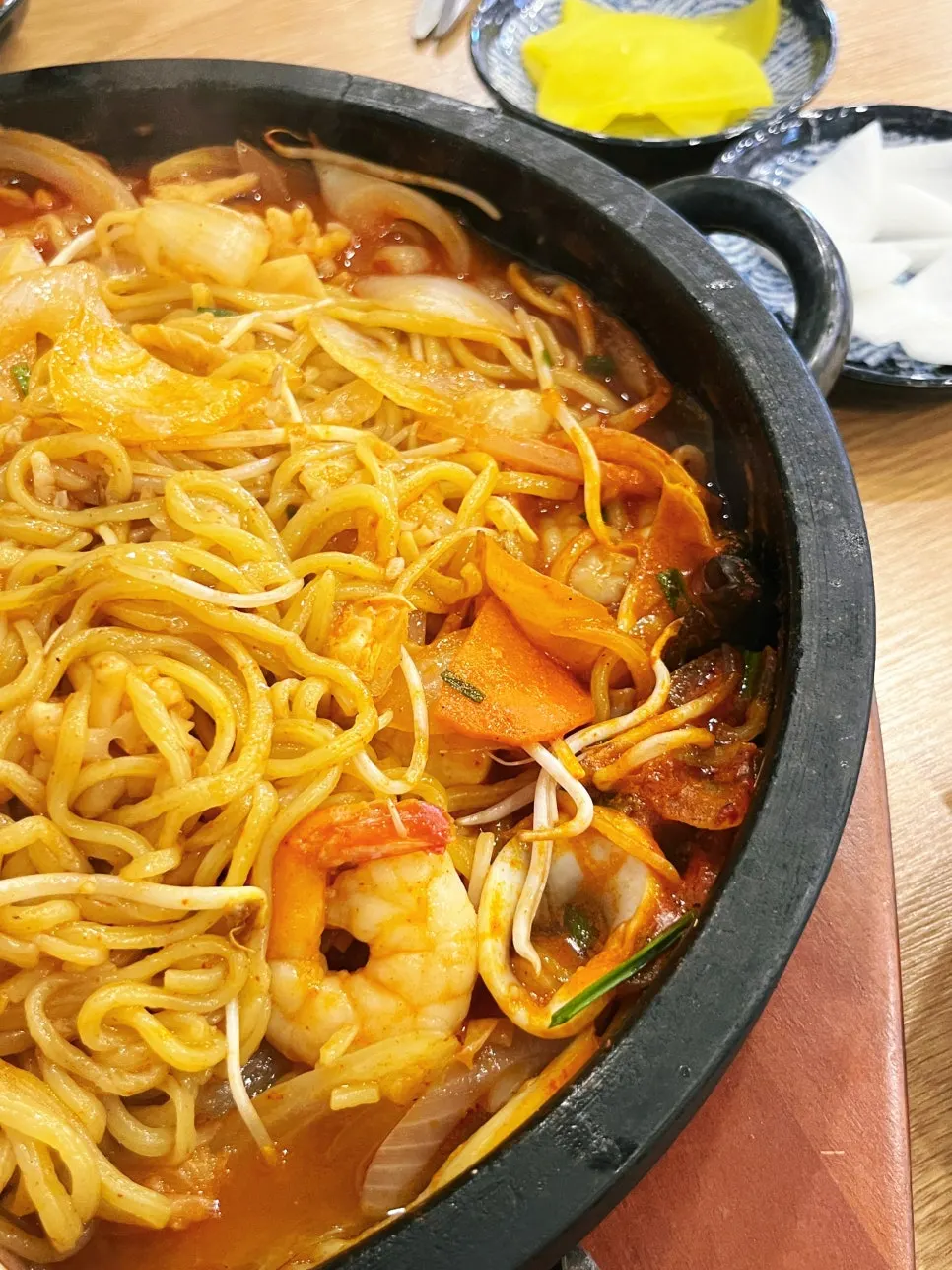 해산물이 가득한 돌짬뽕 중 사이즈