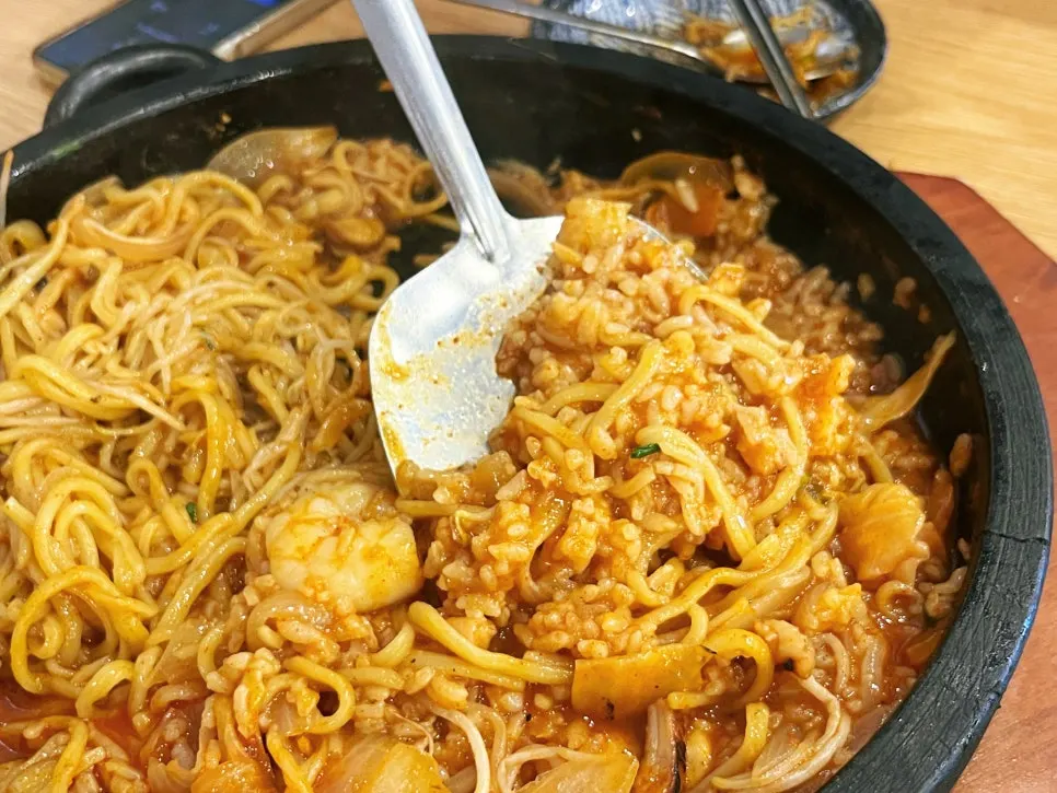 돌판 아래 누룽지로 마무리하는 모습