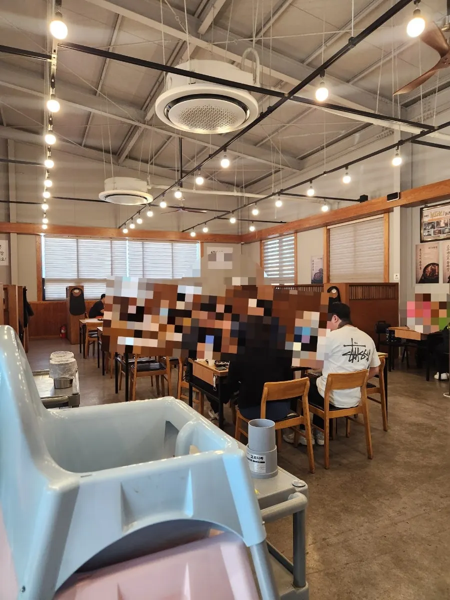 돌판석짬뽕 파주심학산점 내부 좌석