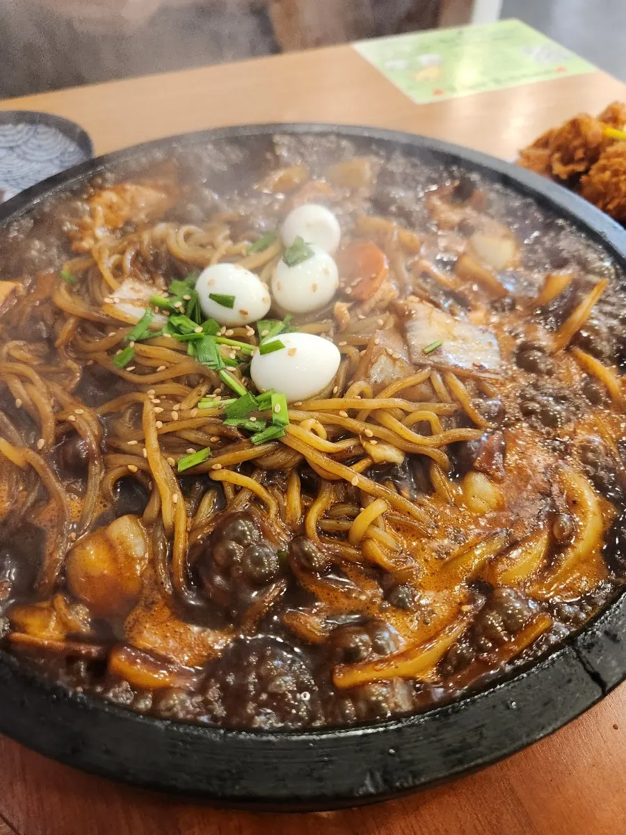 커다란 돌판에 담겨 나온 돌판 요리