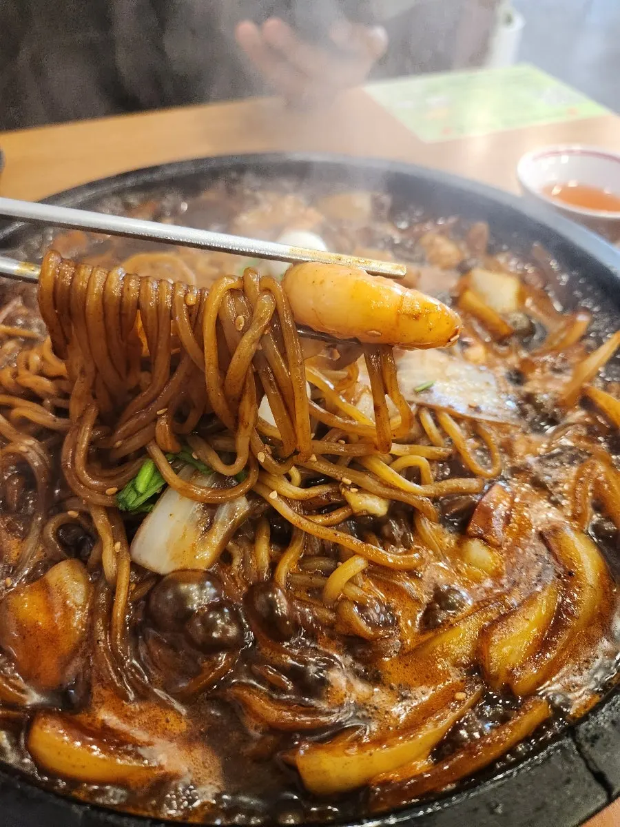 김이 오르는 돌판 면요리 클로즈업