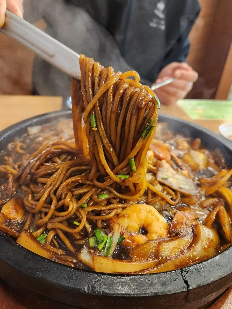 돌판 위 면과 건더기