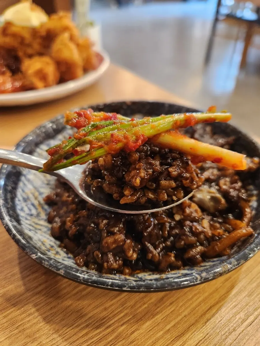 돌판 바닥에 깔린 누룽지