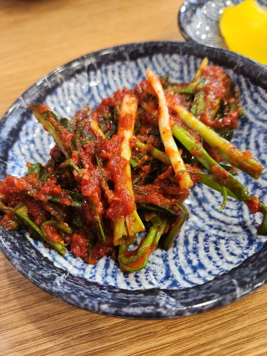 돈탕과 치탕을 함께 담은 접시