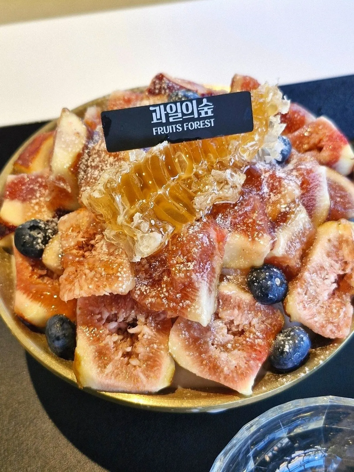 떠먹은 무화과 눈꽃빙수 클로즈업