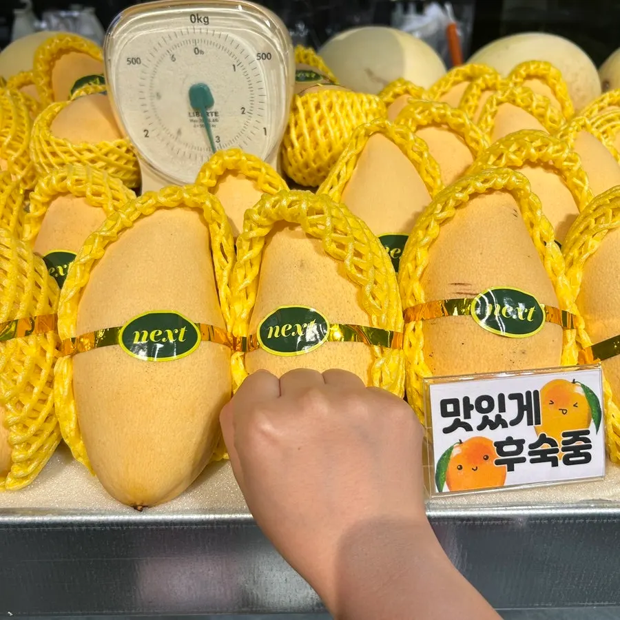 무화과와 파인애플 등 다양한 생과일 진열 냉장고
