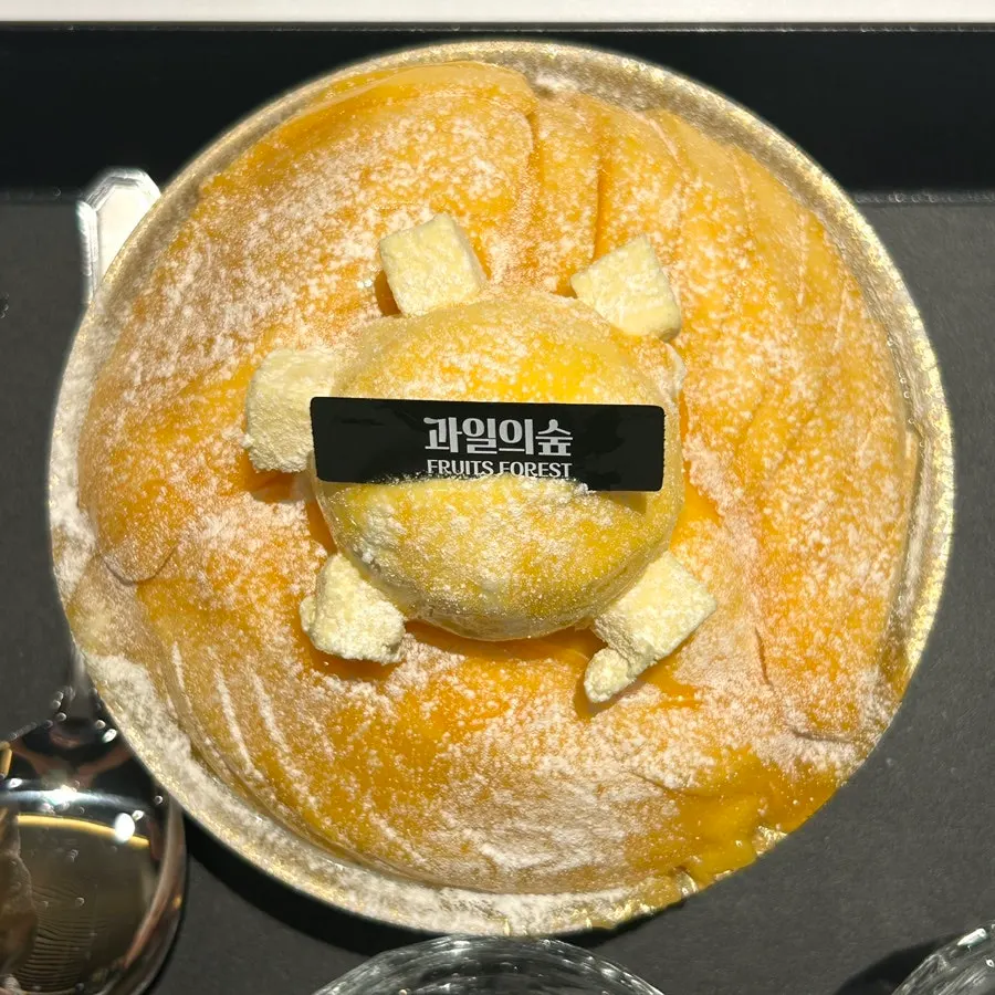 두툼하게 썰린 생망고가 덮인 눈꽃빙수