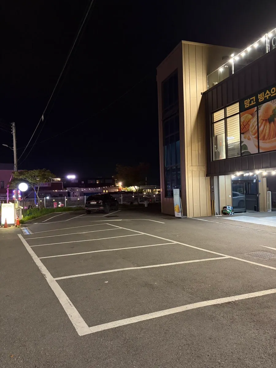 Fruit Forest Paju Direct Store building and parking lot in front