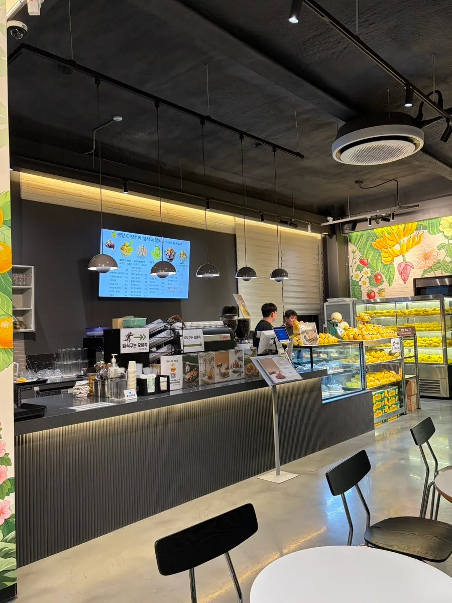 Fruit Forest's black-toned counter area