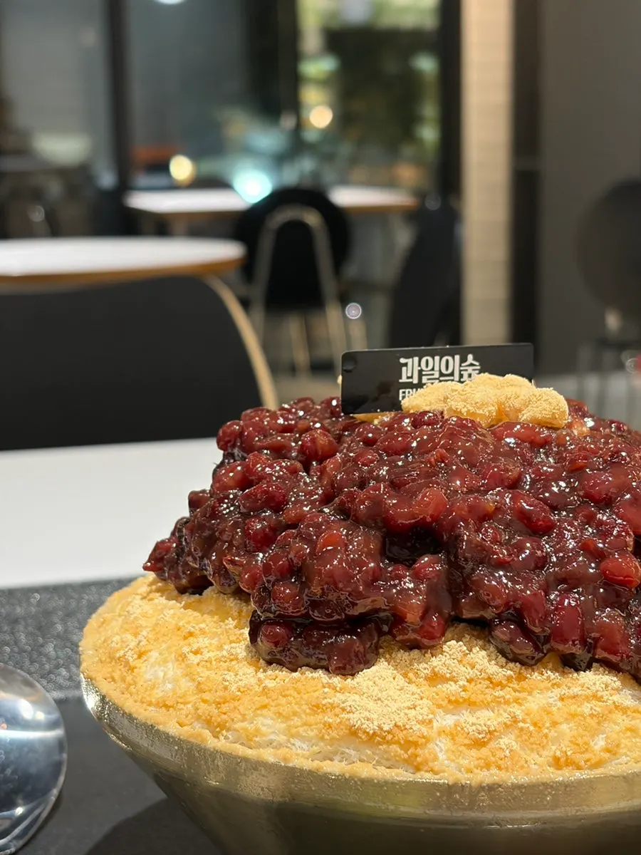 Side view showing the amount of red bean on the injeolmi patbingsu