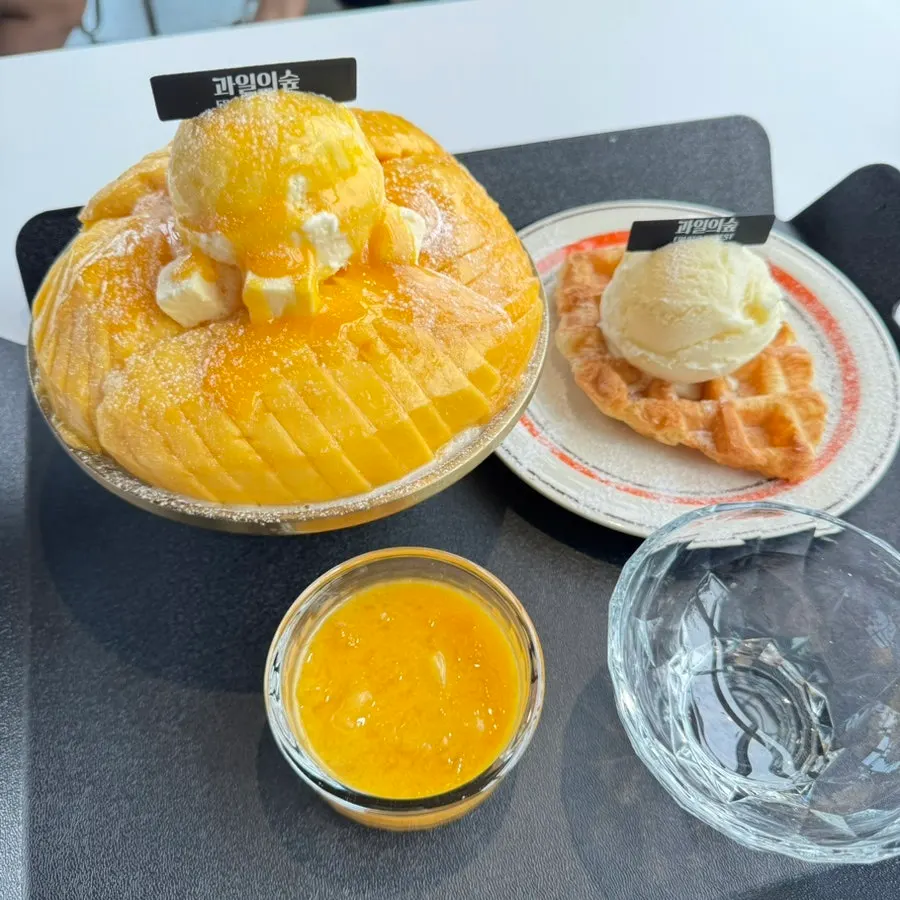 Fresh mango snow bingsu and croffle ordered together