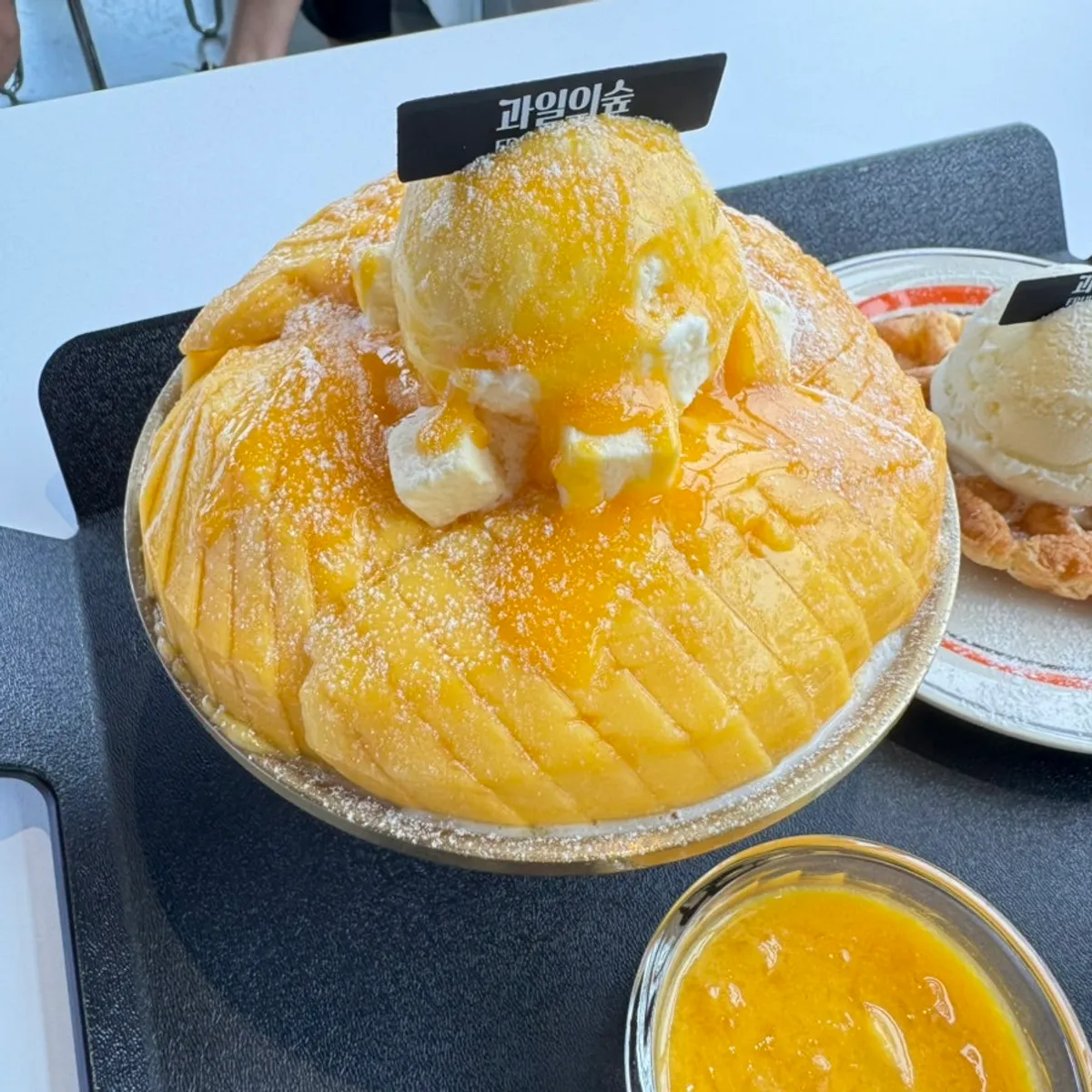 생망고가 듬뿍 올라간 생망고눈꽃빙수