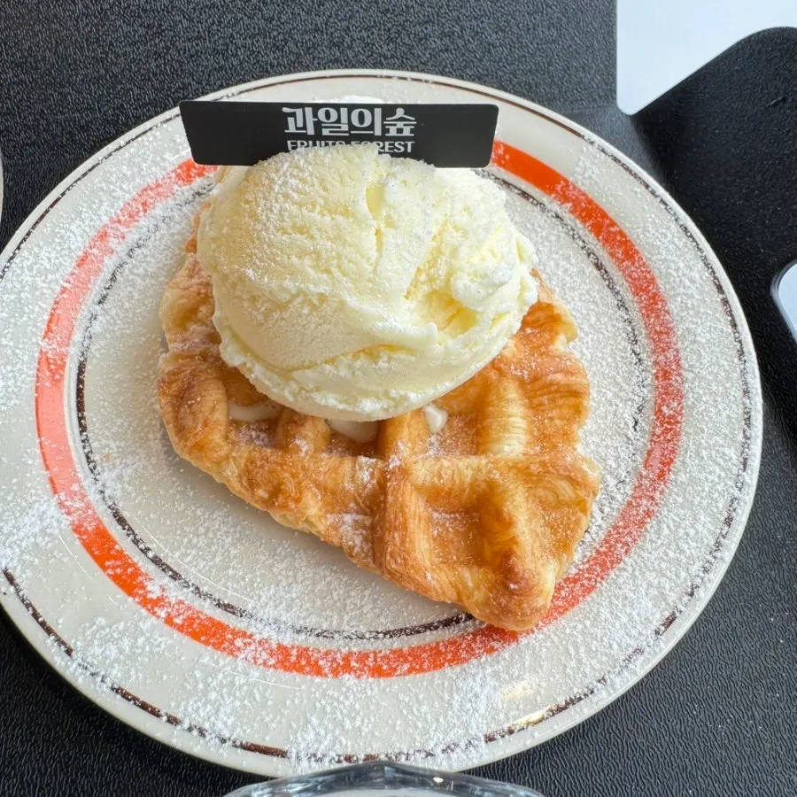 Fresh mango snow bingsu with added mango purée