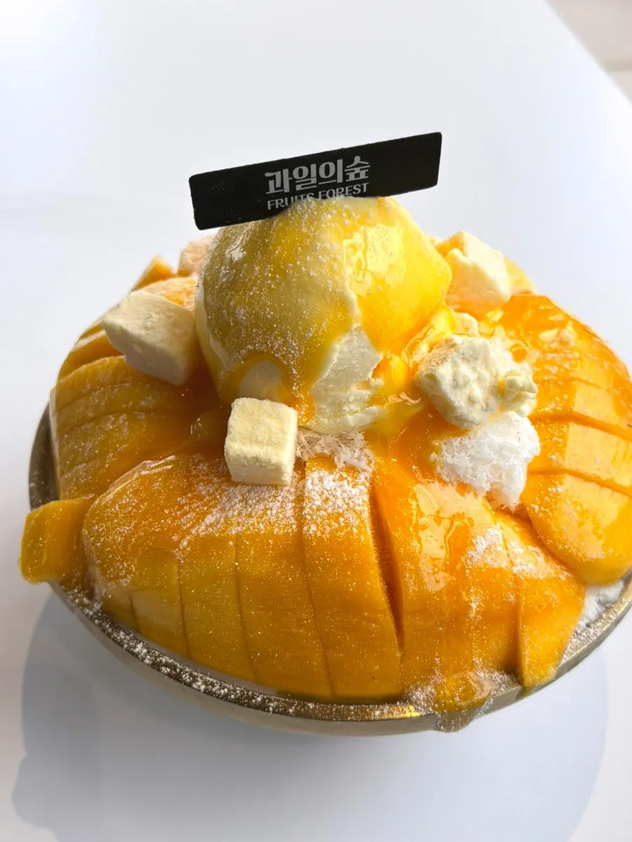 Table setting before the fresh mango snow bingsu arrives