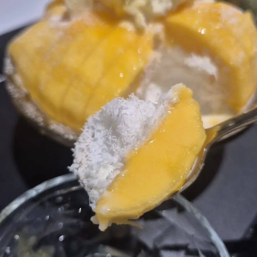Full mango bingsu, more generous than the stated 2–3 servings
