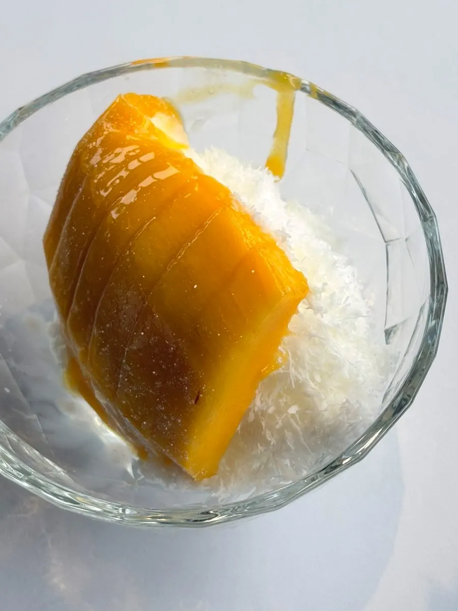 Serving spoon provided with the bingsu