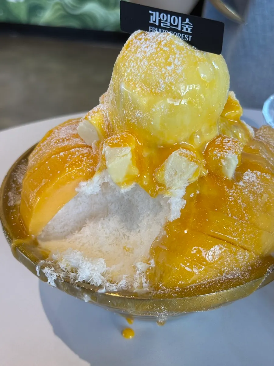 생망고 눈꽃빙수 단면과 우유얼음