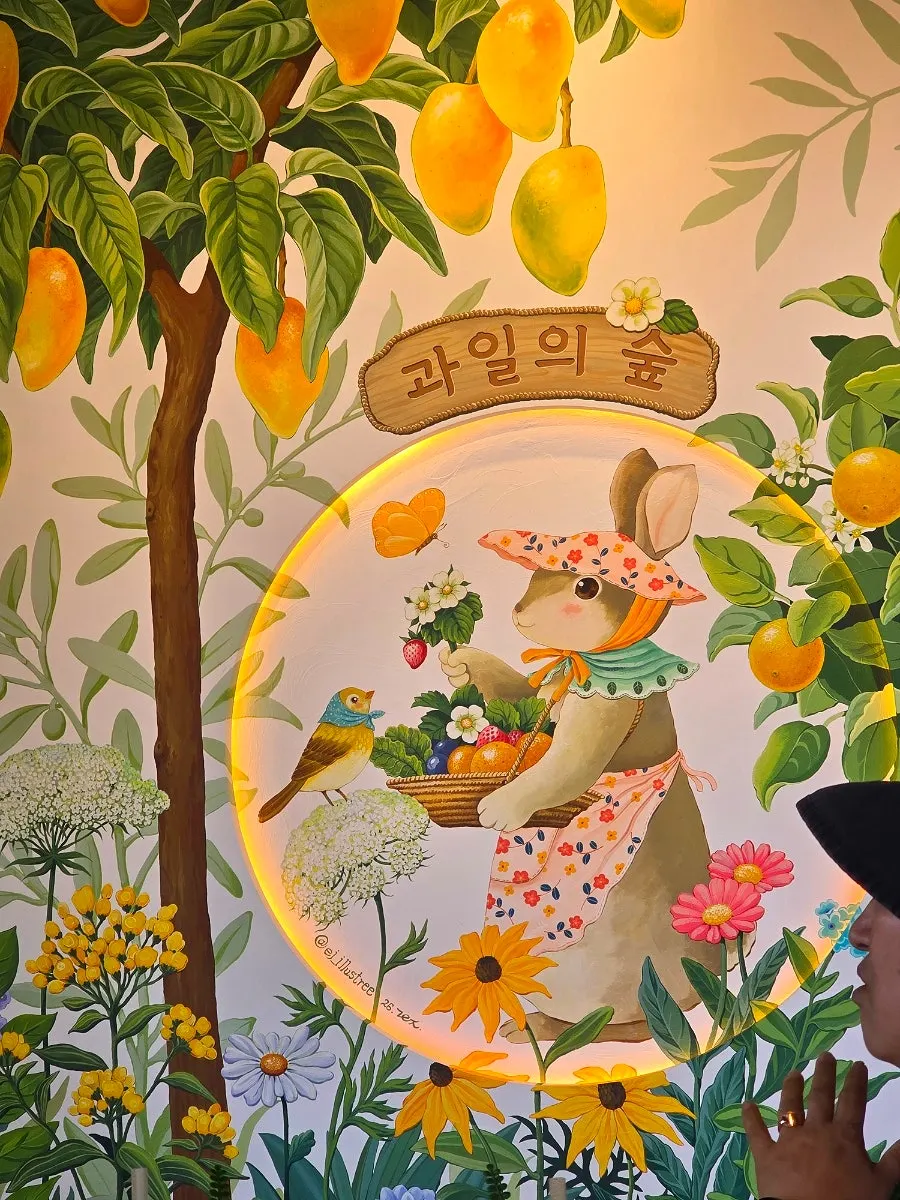 과일이 다양하게 진열된 2층 매장 내부