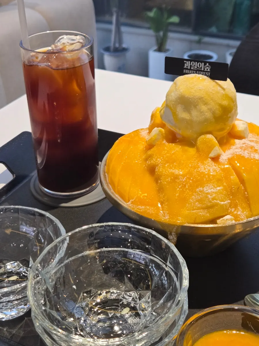 아이스크림 올라간 과일의숲 망고빙수