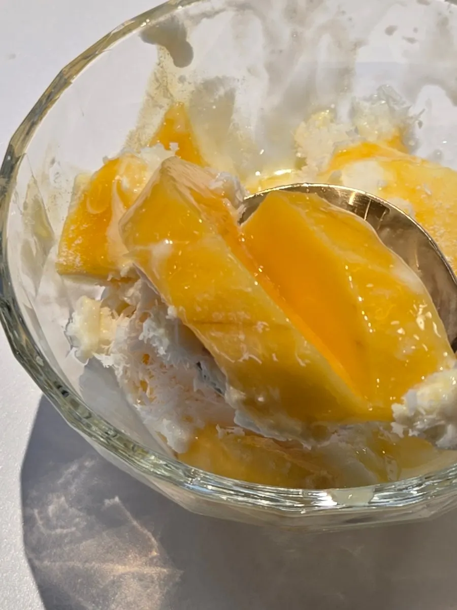 망고빙수 위 아이스크림 클로즈업