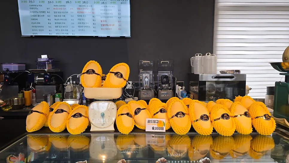 판매 중인 컵과일과 과일 선물세트